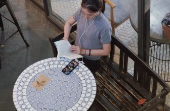 [☕️🇻🇳] Nhã Nam Books N’ Coffee 🥤 Top1Coffee ☕️ Chúng mình trộm nhìn thấy chiếc ốp lưng với dòng chữ: “You are the best” của bạn khách, bèn nghĩ không biết đây có phải lời nhắc , shares-0✔️ , likes-32❤️️ , date-2023-10-10 06:47:06🇻🇳🇻🇳🇻🇳📰🆕