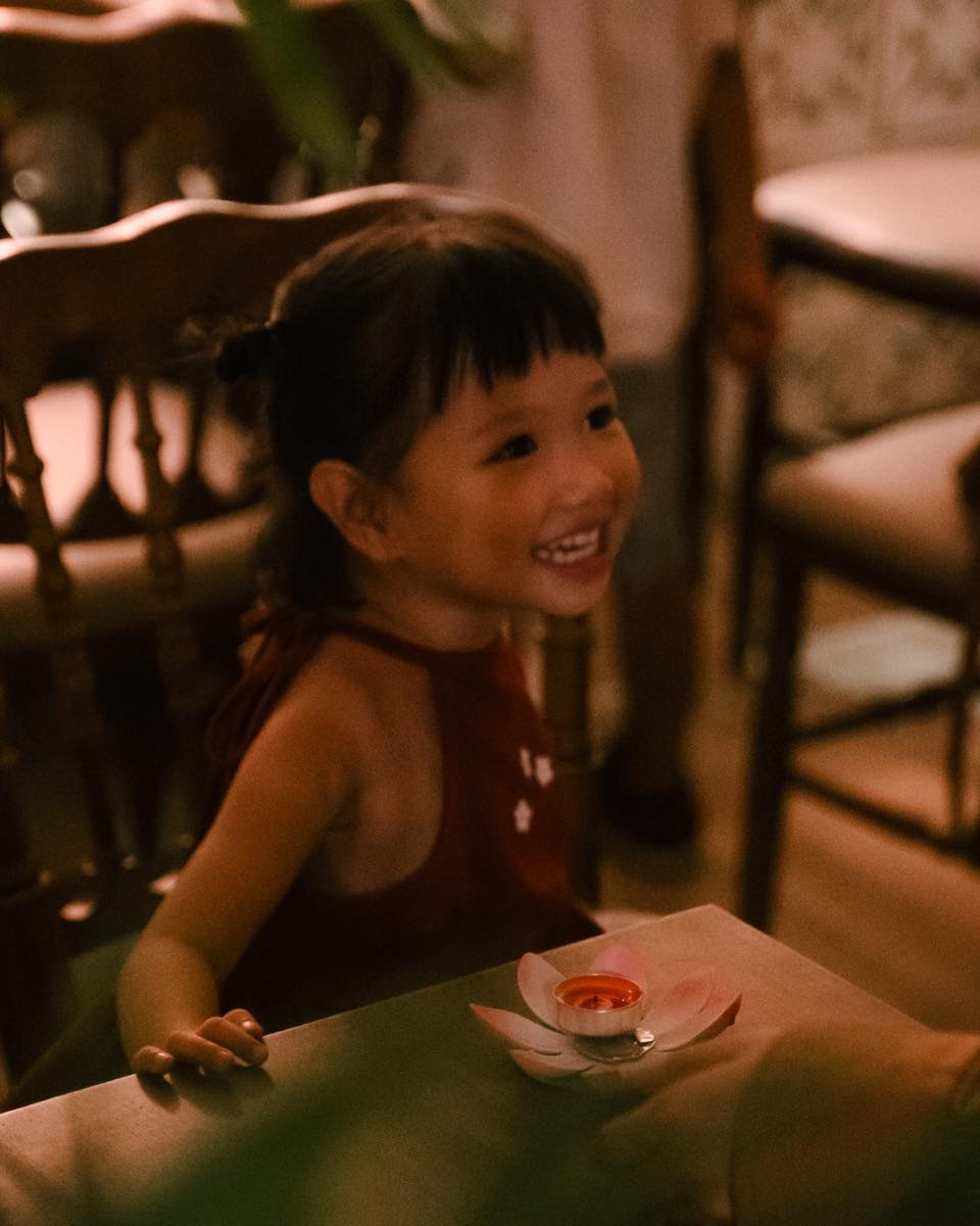 [☕️🇻🇳] Khóm Coffee & Tea 🥤 Top1Coffee ☕️ Khoảnh khắc bắt gặp đôi mắt trong veo và nụ cười ngọt ngào của các em nhỏ trong ngày rước đèn đêm Trăng, chúng mình đã nghĩ rằng , shares-0✔️ , likes-16❤️️ , date-2023-10-28 03:00:13🇻🇳🇻🇳🇻🇳📰🆕