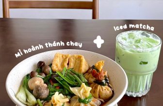 [☕️🇻🇳] Windmills Coffee Đà Lạt – Trà sữa Ly Chai 🥤 Top1Coffee ☕️ 𝐁𝐚̣𝐧 đ𝐚̃ 𝐭𝐡𝐮̛̉ 𝐂𝐨𝐦𝐛𝐨 𝐛𝐮𝐨̂̉𝐢 𝐬𝐚́𝐧𝐠 𝐜𝐮̉𝐚 𝐖𝐢𝐧𝐝𝐦𝐢𝐥𝐥𝐬 𝐆𝐮𝐫𝐮 𝐜𝐡𝐮̛𝐚?Sáng nay tụi mình chọn Combo Mì hoành thánh chay kết hợp với 1 ly  , shares-4✔️ , likes-43❤️️ , date-2023-11-28 04:21:36🇻🇳🇻🇳🇻🇳📰🆕