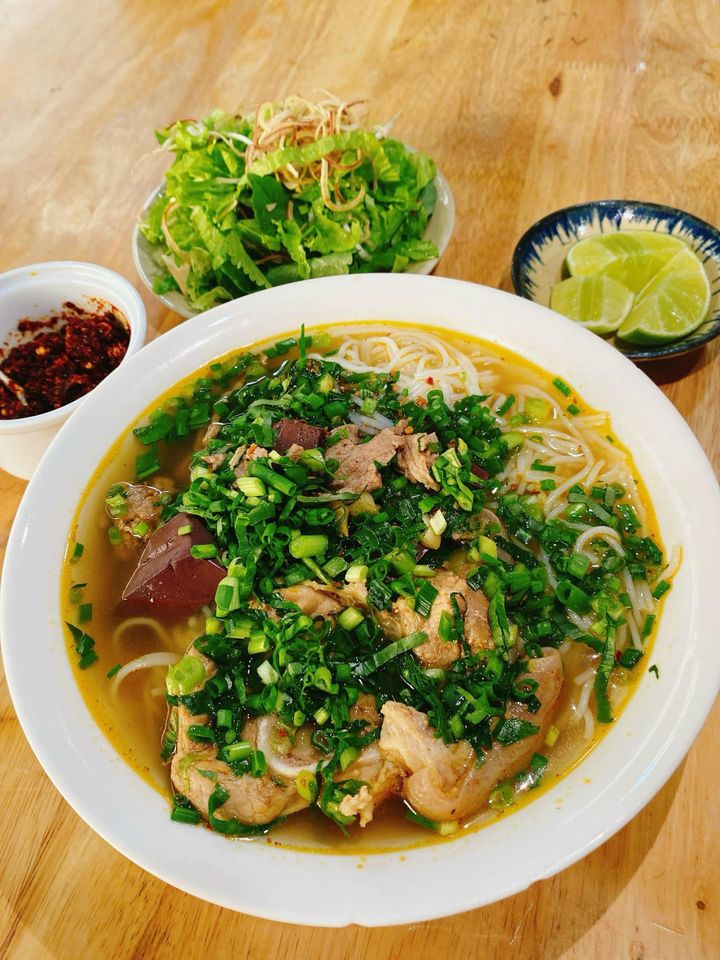 [🍜🇻🇳] CÀ MÈN – Đặc sản quê hương Quảng Trị 🍔Top1Food 🍜 – Bún bò giòThịt giò chắc nịch, lớp mỡ béo béo, thấm gia vị vừa đủ, th …