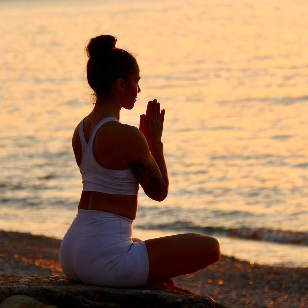 Chân váy len dài phối với áo gì? Cách phối đồ với chân váy len dài  [🛍️🇻🇳] fado.vn