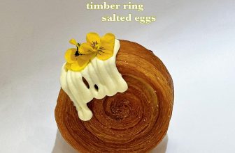 [☕️🇻🇳] 12 mois pâtisserie  🥤 Top1Coffee ☕️ TIMBER RING SALTED EGGS
Ngập ngựa nhân trứng muối phomai trong chiếc timber cài hoa xinh đẹp.
Nhân kem trứng muối phomai.
Ph , shares-1✔️ , likes-11❤️️ , date-2024-03-22 05:30:26🇻🇳🇻🇳🇻🇳📰🆕