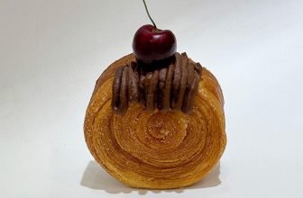 [☕️🇻🇳] 12 mois pâtisserie  🥤 Top1Coffee ☕️ TIMBER RING BLACK FOREST
Thơm phức của vỏ bánh cán từ bơ Pháp cao cấp
Ngập kem mascapone kèm mứt anh đào
Phủ ngoài ganache so , shares-0✔️ , likes-3❤️️ , date-2024-03-22 05:33:28🇻🇳🇻🇳🇻🇳📰🆕