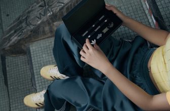 [🆕🇻🇳] Adidas Việt Nam👕 Top1Fashion 👗   BÍ MẬT ĐẶC BIỆT DÀNH TẶNG BẠN Hôm nay không phải là một ngày đặc biệt, nhưng adidas Gazelle vẫn có một món quà đặc biệt dành tặng bạn.   Nhanh tay đến các , shares-1✔️ , likes-131❤️️ , date-2024-03-30 12:14:17🇻🇳🇻🇳🇻🇳📰🆕