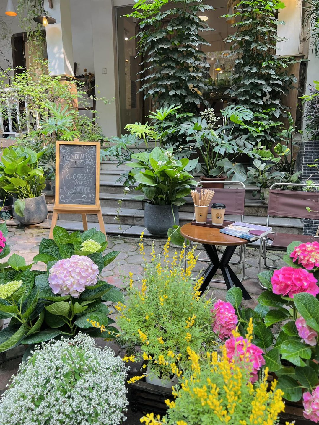 [☕️🇻🇳] Charm Coffee 🥤 Top1Coffee ☕️ Một cốc cà phê, một bánh, một lọ hoa
 Một góc ung dung giống ở nhà
 Một mình bỗng thấy đời thư thả
 Làm việc cũng thấy đời thật  , shares-0✔️ , likes-15❤️️ , date-2024-04-04 08:08:42🇻🇳🇻🇳🇻🇳📰🆕