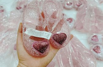 [🆕🇻🇳] Hello Kids – Hàng xuất xịn cho bé 😎❤️️⭐️ Sandal nhũ tan chảy mềm oặt bé nào cũng mê lại còn thơm nức mũi nữa giá lại bèo chỉ #145kkk. Có 2 hiệu mix với nhau oldnavy là chủ yếu và seeking mouse vì  , shares-3✔️ , likes-128❤️️ , date-2024-05-16 08:06:19🇻🇳🇻🇳🇻🇳📰🆕