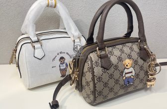 [🆕🇻🇳] Minh Minh Nguyen (Minh Minh Shop vnxk) 👕 Top1Fashion 👗  TÚI TRỐNG TWN- BEAR XỊN !!
Một chiếc Brand Hoạ tiết siêu dễ thương luôn!
Đợt nào xuất hiện cũng rần rần!!
Dáng mini gọn vừa mang, dễ mix!
Gu mí pồ trẻ trung dính liền nha!
Ngon bổ RẺ XỊN XÒ!!!  , shares-1✔️ , likes-527❤️️ , date-2024-05-14 07:12:55🇻🇳🇻🇳🇻🇳📰🆕