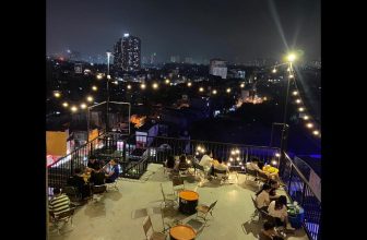 [☕️🇻🇳] Sam Rooftop Coffee – Nguyễn Trãi 🥤 Top1Coffee ☕️ View nhà SAM cực độc đáoNgắm tàu ngay ga Thượng Đình đường Nguyễn Trãi.
Trò chuyện vui hết sẩy, mát hết sức.
Âm nhạc nhẹ nhà , shares-0✔️ , likes-12❤️️ , date-2024-04-19 10:30:17🇻🇳🇻🇳🇻🇳📰🆕