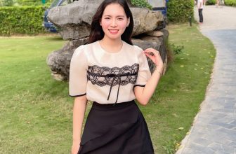 [🆕🇻🇳] Kate By Linh Nguyen – Kim Mã 😎❤️️⭐️ FEEDBACK FOR MONDAY
Bản phối trắng – đen giữa áo kiểu Alley và chân váy Mei mang đến cho cô nàng của KATE sự sang chảnh nhưng không kém phần nữ tính. Thiế , shares-0✔️ , likes-1❤️️ , date-2024-05-13 10:45:56🇻🇳🇻🇳🇻🇳📰🆕