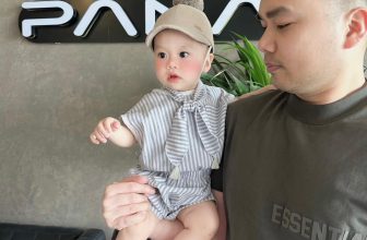 [🆕🇻🇳] Tiệm Order CoCa Kids 😎❤️️⭐️  Tone màu Huyền Thoại Trắng và Xám là đặc trưng của style Hàn Quốc – Vintage ạChất vải lanh Hàn ko nhăn ạ  . Áo mix khăn rất xinh. ( KHĂN NÀY MN MIX BẤT , shares-0✔️ , likes-1❤️️ , date-2024-05-05 02:29:00🇻🇳🇻🇳🇻🇳📰🆕