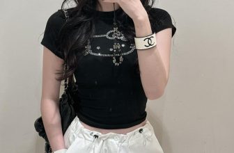 [🆕🇻🇳] 𝗛𝗮𝗽𝗽𝘆 𝗛𝗮𝗵𝗮𝗵𝗮 𝗦𝘁𝘂𝗱𝗶𝗼 (Hàng nhập cao cấp) 👕 Top1Fashion 👗  𝑺𝒆𝒍𝒇 𝒍𝒐𝒗𝒆  Diện mạo tươi trẻ và hack tuổi qua outfit không quá sexy nhưng lại ghi điểm thu hút theo cách riêng.
Với phần thân áo ôm sát, lựa chọn hoàn hảo , shares-0✔️ , likes-8❤️️ , date-2024-05-11 07:36:50🇻🇳🇻🇳🇻🇳📰🆕