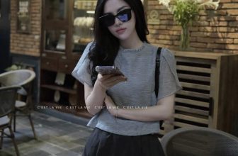 [🆕🇻🇳] Vyan – Mom & Baby Care 😎❤️️⭐️ – ÁO SƠ MI TƠ XANH GU CỘC CỔ BÈO –  Thiết kế gọn xinh, trẻ trung, cổ bèo trendy, tay vạt chanh xả, mặc kết hợp chân váy hay baggy đều okela !   Chất tơ mềm , shares-0✔️ , likes-0❤️️ , date-2024-05-16 08:43:23🇻🇳🇻🇳🇻🇳📰🆕