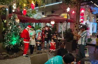 [☕️🇻🇳] Cà phê Ngọc Hà- Cafe sân vườn 🥤 Top1Coffee ☕️ Cám ơn ông già NOEL
Đến cafe Ngọc Hà phát quà cho các em nhỏ
Cám ơn khách hàng đến với cafe NGOC HÀ
Kính chúc quý khách mùa  , shares-1✔️ , likes-32❤️️ , date-2019-12-24 14:22:04🇻🇳🇻🇳🇻🇳📰🆕