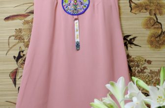 [🆕🇻🇳] Nhat Thuc Boutique 👕 Top1Fashion 👗  VÁY YẾM
Mẫu váy yếm buộc dây sau lưng, đính ngọc trai ở trước cổ, in họa tiết hoa văn Đại Việt Song loan trang trí trước ngực.
Chất liệu: Đũi tằm thoáng má , shares-1✔️ , likes-46❤️️ , date-2020-06-19 13:24:22🇻🇳🇻🇳🇻🇳📰🆕