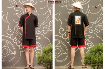 [🆕🇻🇳] Nhat Thuc Boutique 👕 Top1Fashion 👗  ÁO PHÚ QUÝ
Lấy ý tưởng từ bức tranh Đông Hồ nổi tiếng: Phú Quý
Size M:320.000đ
Size L: 350.000đ
Color: đen pha đỏ
Chất liệu: đũi tằm, thấm hút mồ hôi tốt , shares-0✔️ , likes-29❤️️ , date-2020-05-01 13:00:17🇻🇳🇻🇳🇻🇳📰🆕