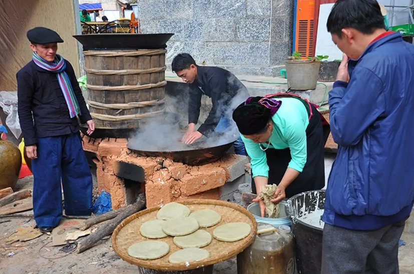 Du lịch Hà Giang tháng 6 nên ăn gì? Bánh tam giác mạch