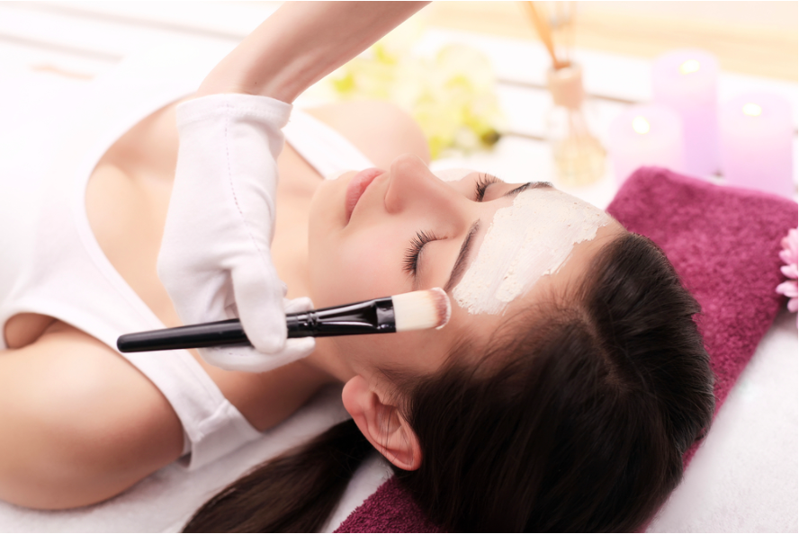 cô gái đắp mặt nạ