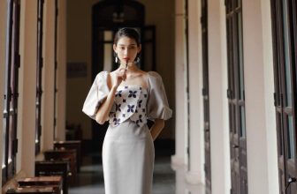 [🆕🇻🇳] CLERNA đưa tới trong thiết kế thời trang và lối sống người phụ nữ Đông Dương 👕 Top1Fashion 👗  𝐂𝐥𝐞𝐫𝐧𝐚 𝐱 𝐂𝐡𝐮 𝐒𝐚 || 𝐇𝐨𝐚 𝐍𝐚̆́𝐧𝐠Cùng Chu Sa dạo chơi mùa hè qua những nét giao thoa đầy hoài niệm của Đông Dương. Lựa chọn thiết kế Hoa Nắng như một sự kết  , shares-0✔️ , likes-117❤️️ , date-2023-07-20 16:52:22🇻🇳🇻🇳🇻🇳📰🆕