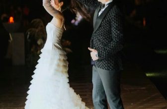 [🆕🇻🇳] LANE JT – Đấu trường sắc đẹp trong nước và quốc tế 👕 Top1Fashion 👗  #BRIDEINLANEJT
Our stunning bride in HYACINTH Midi Dress for her wedding.
Wishing you a happy married life ever after.–
H23-21
HYACINTH Tiered Ruffle  , shares-7✔️ , likes-158❤️️ , date-2023-11-30 14:00:29🇻🇳🇻🇳🇻🇳📰🆕