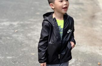 [🆕🇻🇳]  Yuri Misu – Chuyên Chuyên Quần áo Trẻ em Vnxk , Original, authentic, Cambo xuất khẩu 😎❤️️⭐️ =>> Nhìn cái áo Đáng đồng tiền thật sự
Chất gió lót lưới bên trong . Hàng chuẩn nó phải nthe. Đi mưa/ đi gió / đi nắng auto xịn xò luôn con Trai iu.
Nhận  , shares-1✔️ , likes-23❤️️ , date-2024-05-31 06:32:25🇻🇳🇻🇳🇻🇳📰🆕