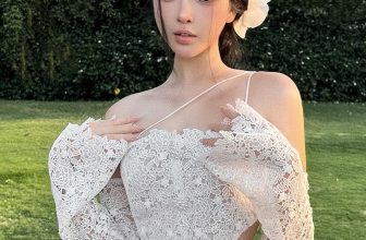 [🆕🇻🇳] Raffiné – Design Fashion House based in the metropolitan of Vietnam – Hanoi 👕 Top1Fashion 👗  /FEEDBACK/Cùng tận hưởng khoảnh khắc của kỳ nghỉ với thiết kế Verni cut-out layered lace mini dress thuộc bộ sưu tập Harmony.Liên hệ với chúng tôi và k , shares-27✔️ , likes-211❤️️ , date-2024-04-22 05:32:52🇻🇳🇻🇳🇻🇳📰🆕