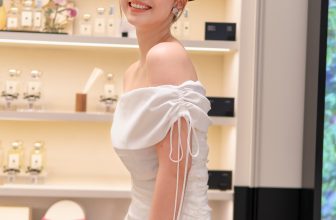 [🆕🇻🇳] DeNio – Phá bỏ lối mòn cũ của thời trang Việt 👕 Top1Fashion 👗  Ms @manttien in our design ” Lonicera”.
____
Lonicera Off-shoulder Shirt with Drawstring (DN0579)
Color: WhiteYves Pleated Pants (DN0580)
Color: White
__ , shares-3✔️ , likes-83❤️️ , date-2024-05-18 14:00:21🇻🇳🇻🇳🇻🇳📰🆕