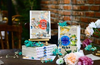 [🆕🇻🇳] NXB Kim Đồng là NXB đứng đầu trong việc xuất bản sách và văn hóa phẩm 📚 Top1Book 📖  Bạn nào trót u mê nét vẽ bay bổng của tác giả Aki Irie chắc hẳn không thể bỏ qua tuyển tập những truyện ngắn đặc sắc này   Boxset trọn bộ 5 cuốn kèm 5 Pos , shares-7✔️ , likes-458❤️️ , date-2024-05-26 09:31:23🇻🇳🇻🇳🇻🇳📰🆕📚