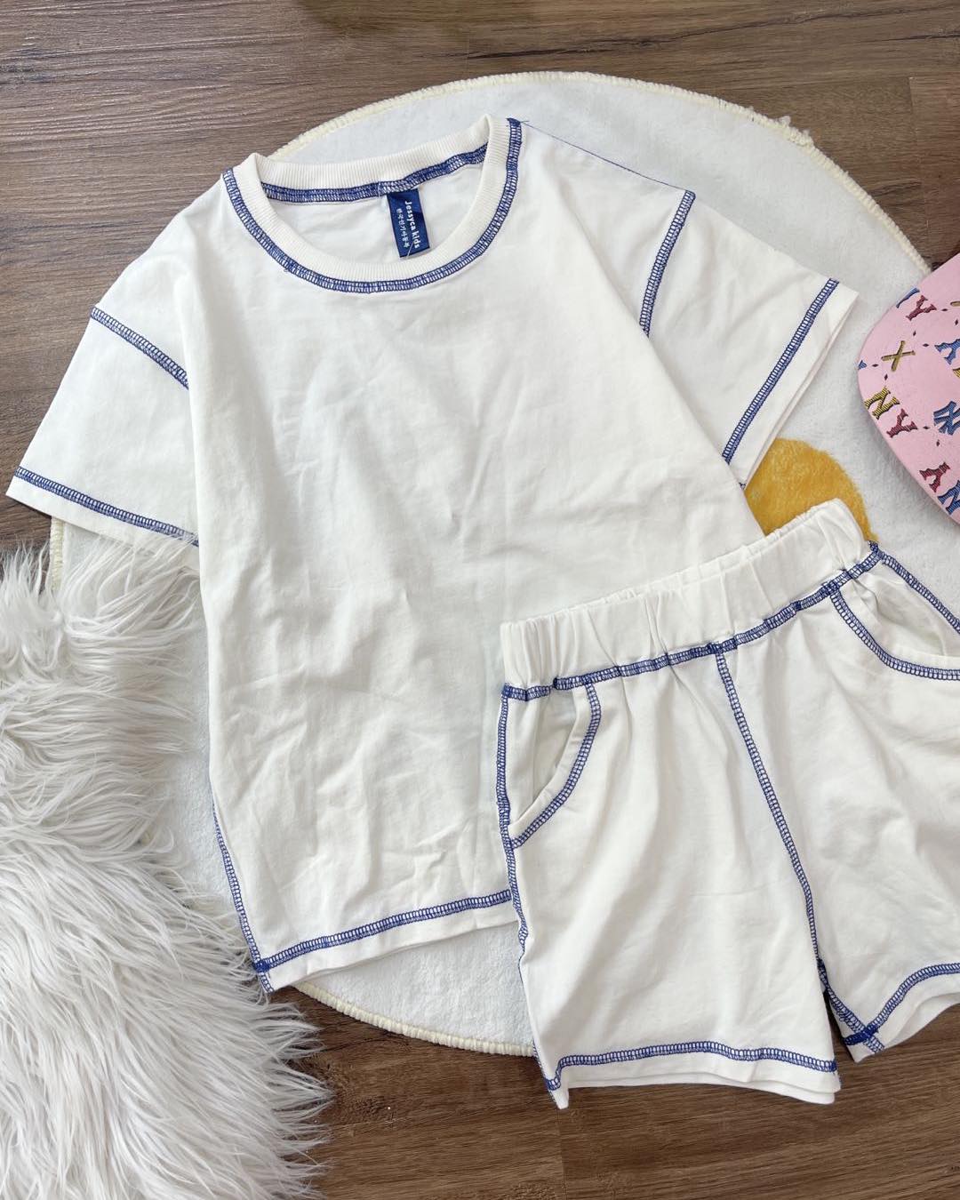 Bộ xuất Hàn may viền basic, mặc lên xinh lắm nha ạ. Bé trai, bé gái đều mặc vô tư Em còn dư 3 bộ
Hồng: Size 110 (1bộ); size 120 (1bộ)
Trắng: Size 130 (1