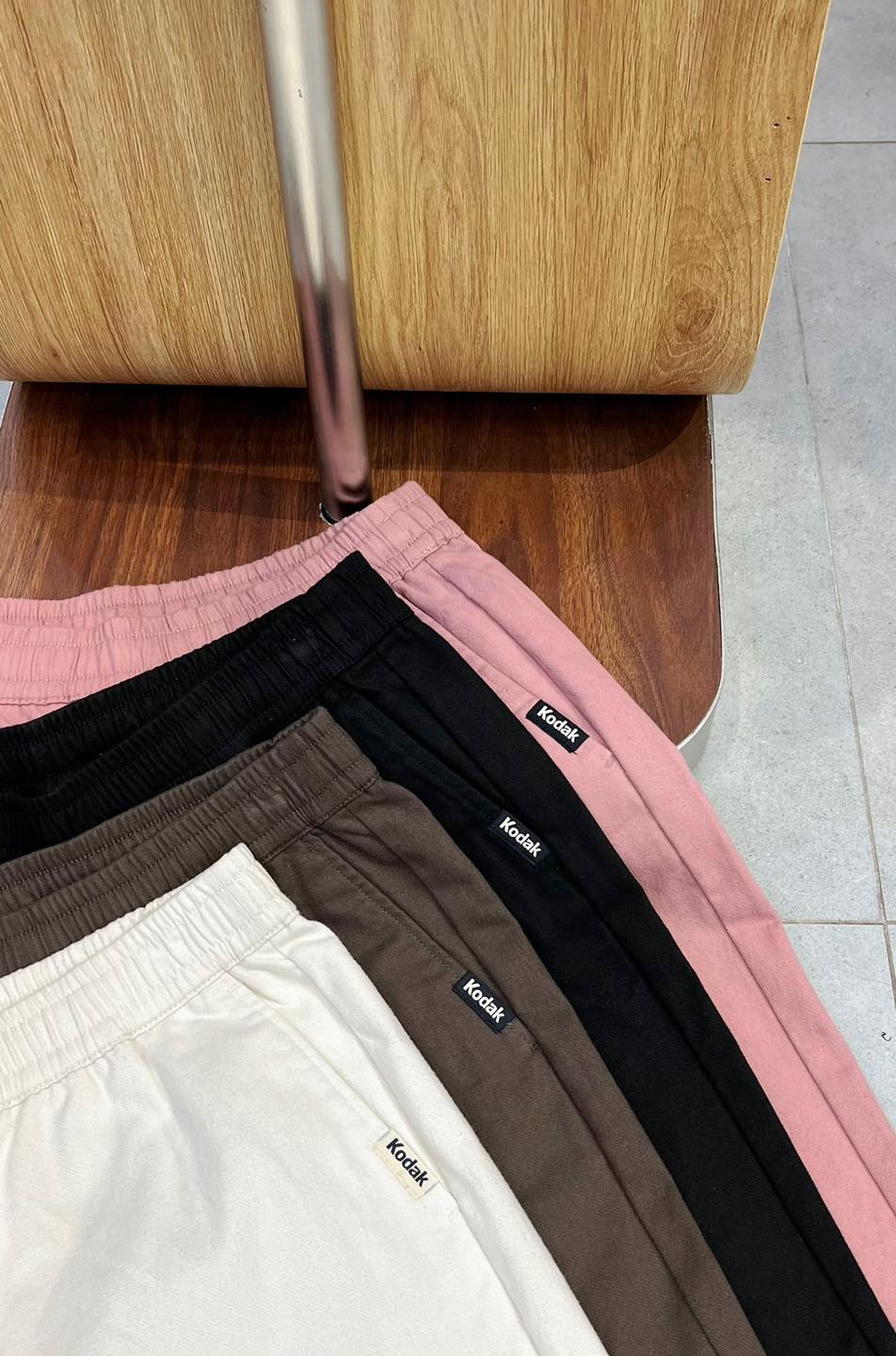 [🆕🇻🇳] Thời Trang, Gia Bảo – Hàng Hiệu Xuất Khẩu 👕 Top1Fashion 👗   Mẫu quần kaki pha dạ xuất Hàn Quốc dành cho anh chị em thích mặc thụng không mặc ôm nhé . 
__ Kodak .
Essential Woven Wide Fit Pants | Women & Men

       , shares-2✔️ , likes-7❤️️ , date-2024-05-31 05:47:41🇻🇳🇻🇳🇻🇳📰🆕