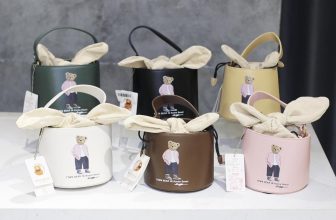 [🆕🇻🇳] Wellcome to CHIC HOUSE by CHIC VNXK 👕 Top1Fashion 👗  BUCKET BẦU TTWN BEAR cập bến
Hàng chuẩn auth tuồn
Siêu xịn siêu xinh luôn nha
Chất dày dăn, đứng form, mọi chi tiết đêu căn nét
Xách tay và đeo chéo đ , shares-0✔️ , likes-0❤️️ , date-2024-05-30 08:26:39🇻🇳🇻🇳🇻🇳📰🆕