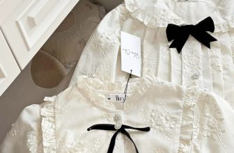 [🆕🇻🇳] Hera Chic – Thời trang nữ thiết kế và may thủ công bằng cả trái tim ♥️ 👕 Top1Fashion 👗   𝑁𝑎̀𝑛𝑔 𝑡ℎ𝑜̛ 𝑚𝑢̀𝑎 ℎ𝑒̀Mang đến cho nàng một gam màu kem Basic, chất liệu thô hoa mềm không nhăn với thiết kế vintage khiến chiếc áo thêm phần yểu điệu và , shares-3✔️ , likes-8❤️️ , date-2024-05-25 12:47:27🇻🇳🇻🇳🇻🇳📰🆕