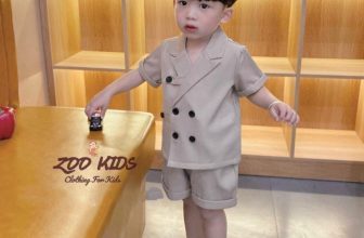[🆕🇻🇳] ZOO KIDS 🧑‍🧒❤️️👶⭐️  Chàng công tử nhí lịch lãm, cuốn hút với outfit set vest cộc phối khuy sành điệu
Với thiết kế phối khuy độc đáo, lạ mắt. Áo và quần lơ vê phong cách, sà , shares-0✔️ , likes-7❤️️ , date-2024-05-27 09:33:35🇻🇳🇻🇳🇻🇳📰🆕