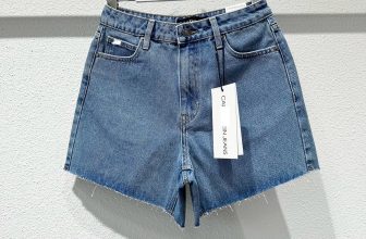 [🆕🇻🇳] Hạnh boutique – Hàng Xách Tay và VNXK 👕 Top1Fashion 👗  Ca l.. .v.. .i n K.  ..l  e.. .i n shorts dư xịn, chất cotton mềm, thêu chữ phía sau sắc nét rất đẹp, wash màu bạc cắt tưa lai style trẻ trung năng động, c , shares-0✔️ , likes-1❤️️ , date-2024-05-31 11:30:05🇻🇳🇻🇳🇻🇳📰🆕