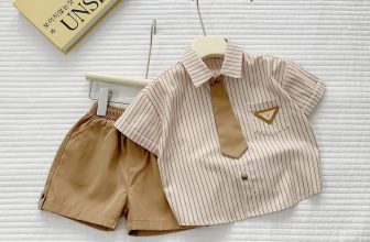 [🆕🇻🇳] ZOO KIDS 🧑‍🧒❤️️👶⭐️  U mê không lối thoát với set sơ mi kẻ huy hiệu cavat công tử bảnh bao, lịch lãm   Thông tin sản phẩm
Set gồm: áo sơ mi, quần và cavat
Chất liệu: áo sơ , shares-0✔️ , likes-10❤️️ , date-2024-06-03 02:11:06🇻🇳🇻🇳🇻🇳📰🆕