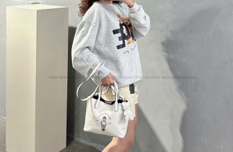 [🆕🇻🇳] Minh Minh Nguyen (Minh Minh Shop vnxk) 👕 Top1Fashion 👗  TWN – BEAR  TOTE BAG MINI !!
FULL hết – kèm gấu ticker siêu dễ thương nữa!!
Brand Hot hit, mix đồ xinh!!
Thoải mái style nào cũng hạp!!
Vân túi dày dặn siêu bền, vân monogram , nét toàn tập!!
2 , shares-1✔️ , likes-216❤️️ , date-2024-05-29 08:13:31🇻🇳🇻🇳🇻🇳📰🆕