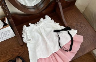 [🆕🇻🇳] P’ti Chou – Thời trang thiết kế dành cho trẻ em 😎❤️️⭐️ Basic nhưng độ dễ thương  điểm
Áo đũi mềm Lila và chân váy xoè đều thoải mái và mềm mát
Kẹp nơ + giày + tất sẽ giúp set đồ trở nên hoàn thiện hơn bé nha , shares-0✔️ , likes-4❤️️ , date-2024-06-05 07:01:56🇻🇳🇻🇳🇻🇳📰🆕