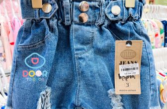 [🆕🇻🇳]  Door to door – Chuyên quần áo, giày dép và phụ kiện cho bé 😎❤️️⭐️ Quần short jean, short kaki cho bé diện hè vừa đẹp lại rất style luôn có sẵn tại shop mẹ nha!!!
Chất vải cao cấp mềm mại, co giãn và thấm hút mồ hôi.
Đủ cá , shares-0✔️ , likes-2❤️️ , date-2024-06-05 02:39:01🇻🇳🇻🇳🇻🇳📰🆕