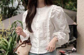 [🆕🇻🇳] SHEMODA  👕 Top1Fashion 👗  𝐋𝐈𝐙𝐙𝐘 𝐖𝐇𝐈𝐓𝐄 𝐁𝐋𝐎𝐔𝐒𝐄
–
Mẫu áo sơ mi cổ trụ dáng tay phồng cổ điển và nữ tính.
Như bước ra từ chuyện cổ tích  là một trong những item không thể thiếu tro , shares-1✔️ , likes-6❤️️ , date-2024-06-04 06:16:20🇻🇳🇻🇳🇻🇳📰🆕