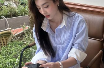 [🆕🇻🇳] SHEMODA  👕 Top1Fashion 👗  STRIPEDLINE BLUE SHIRT
–
Áo cổ sơmi không cúc tạo điểm nhấn phối họa tiết sọc kẻ xanh trẻ trung và thanh lịch .Chất liệu Thô Oxford cao cấp mềm mại và d , shares-0✔️ , likes-9❤️️ , date-2024-05-31 07:57:32🇻🇳🇻🇳🇻🇳📰🆕