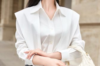 [🆕🇻🇳] VIVIKA ra đời năm 2021 bởi Founder cùng đội ngũ thiết kế trẻ năng động với triết lý: SHINE YOUR WAY 👕 Top1Fashion 👗  Mách nàng tip phối đồ chuẩn không chỉnh từ SUITS BY CHAN nhé
𝗔 𝗽𝗲𝗿𝗳𝗲𝗰𝘁 𝗰𝗼𝗺𝗯𝗶𝗻𝗮𝘁𝗶𝗼𝗻
Sự kết hợp của áo sơ mi trắng với chi tiết khoác vai trendy Lolita Shi , shares-1✔️ , likes-15❤️️ , date-2024-06-05 08:09:37🇻🇳🇻🇳🇻🇳📰🆕