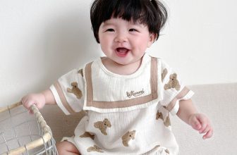 [🆕🇻🇳] KAKUMMI là thương hiệu VN hàng đầu thiết kế & sản xuất áo thời trang cho bé 😎❤️️⭐️ Gọi em là baby cute – Vì em luôn đáng yêuBody cộc tay cổ thủy thủ với họa tiết gấu dễ thương, chất xô muslin nhẹ mát, thấm hút mồ hôi tốt bé mặc vô cùng , shares-0✔️ , likes-0❤️️ , date-2024-06-10 12:00:13🇻🇳🇻🇳🇻🇳📰🆕