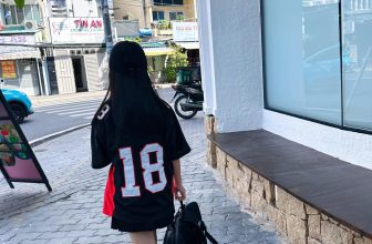 [🆕🇻🇳]  MỢ CHẢNH KIDS – LUXURY FASHION FOR KIDS 🧑‍🧒❤️️👶⭐️  18 – Đen Đỏ  Đăng nốt màu cho các mẹ lựa thêm  nhé  Cận cảnh chất nhé ạ  Và số cùng chữ đều là thêu không phải may chần lên ạ  Được cái cứ áo Số là các bạ , shares-1✔️ , likes-1❤️️ , date-2024-06-12 09:27:00🇻🇳🇻🇳🇻🇳📰🆕