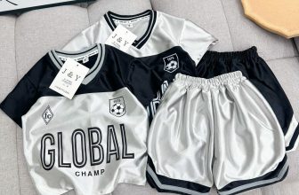 [🆕🇻🇳] Cẩm Vân Nguyễn – Thời trang cho bé yêu 🧑‍🧒❤️️👶⭐️ Bộ này em về 5 lô rồi vẫn k hết hot ạ  Bộ thể thao bóng đa tráng bạc GLOBAL quá xịn xò,bé trai bé gái mặc đều xinh Sz:8-28kg
, shares-1✔️ , likes-41❤️️ , date-2024-06-24 02:49:39🇻🇳🇻🇳🇻🇳📰🆕