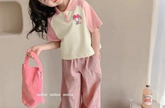 [🆕🇻🇳]  Tiệm cô Kul by Dinh Thuong luôn mang tới những sản phẩm chất lượng, đẹp mắt, theo trend 🧑‍🧒❤️️👶⭐️ Set này ko hot hơi phí nha. Áo polo dáng croptop, quần dáng thụng cực style. Hoạ tiết Melody cả thân trước và thân sau nổi bật. Tông hồng bao tôn da, bé nà , shares-0✔️ , likes-2❤️️ , date-2024-06-25 03:08:16🇻🇳🇻🇳🇻🇳📰🆕