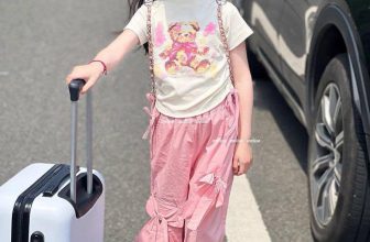 [🆕🇻🇳]  Tiệm cô Kul by Dinh Thuong luôn mang tới những sản phẩm chất lượng, đẹp mắt, theo trend 🧑‍🧒❤️️👶⭐️ Phải nói là ngầu đét luôn. Áo chun eo hoạ tiết gấu teddy cưng xỉu. Quần kaki cotton nơ túi hộp khoẻ khoắn. Năm nay các mẫu nơ trend lắm nha. mẫu nào cũng h , shares-0✔️ , likes-0❤️️ , date-2024-06-26 05:46:49🇻🇳🇻🇳🇻🇳📰🆕