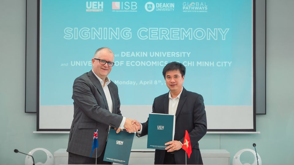 Đại diện UEH và Đại học Deakin bắt tay sau khi ký kết Buổi lễ nhấn mạnh mối quan hệ hợp tác chiến lược của hai bên