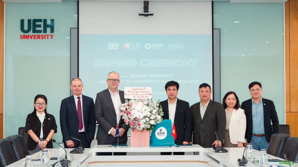 Lễ ký kết giữa Đại học Kinh tế TP. Hồ Chí Minh và Đại học Deakin Đại học Kinh tế TP. Hồ Chí Minh ký kết mở rộng hợp tác cùng Đại học Deakin, Australia