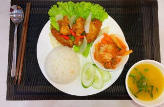 [☕️🇻🇳] Tea and Coffee 1995s Việt Trì 🥤 Top1Coffee ☕️ 1995s. Có thêm cơm gà chiên mắm ở cơ Sở Việt Trì phục vụ khách hàng
Khách hàng hỏi cơm nhiều mà. Quán mới phục vụ được mỳ cay. G , shares-0✔️ , likes-358❤️️ , date-2020-08-17 03:47:54🇻🇳🇻🇳🇻🇳📰🆕