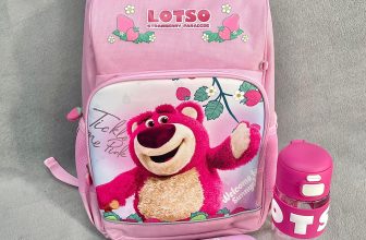 [🆕🇻🇳]  Bí Bo Shop – Cửa hàng quần áo sơ sinh & trẻ em 🧑‍🧒❤️️👶⭐️ Balo #lotso gấu dâu, hàng chính hãng #Disney  Kích thước: cao 41 ngang 28 rộng 20cm, phù hợp cho bé từ 1m30 trở lên
Balo: #590k/c, hộp bút #180k/c, bình n , shares-0✔️ , likes-7❤️️ , date-2024-06-23 14:10:14🇻🇳🇻🇳🇻🇳📰🆕