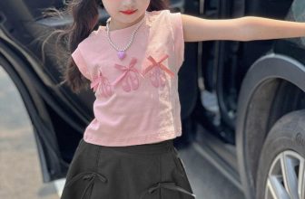 [🆕🇻🇳]  Tiệm cô Kul by Dinh Thuong luôn mang tới những sản phẩm chất lượng, đẹp mắt, theo trend 🧑‍🧒❤️️👶⭐️ Set xinh xỉu các mom ơi. Áo sát nách đính nơ. Năm nay trend lắm nè. Chân váy xếp ly kèm quần siêu thoải mái. Mix rời hay full set đều rất đẹp nha. Nay có n , shares-0✔️ , likes-2❤️️ , date-2024-06-20 05:34:23🇻🇳🇻🇳🇻🇳📰🆕